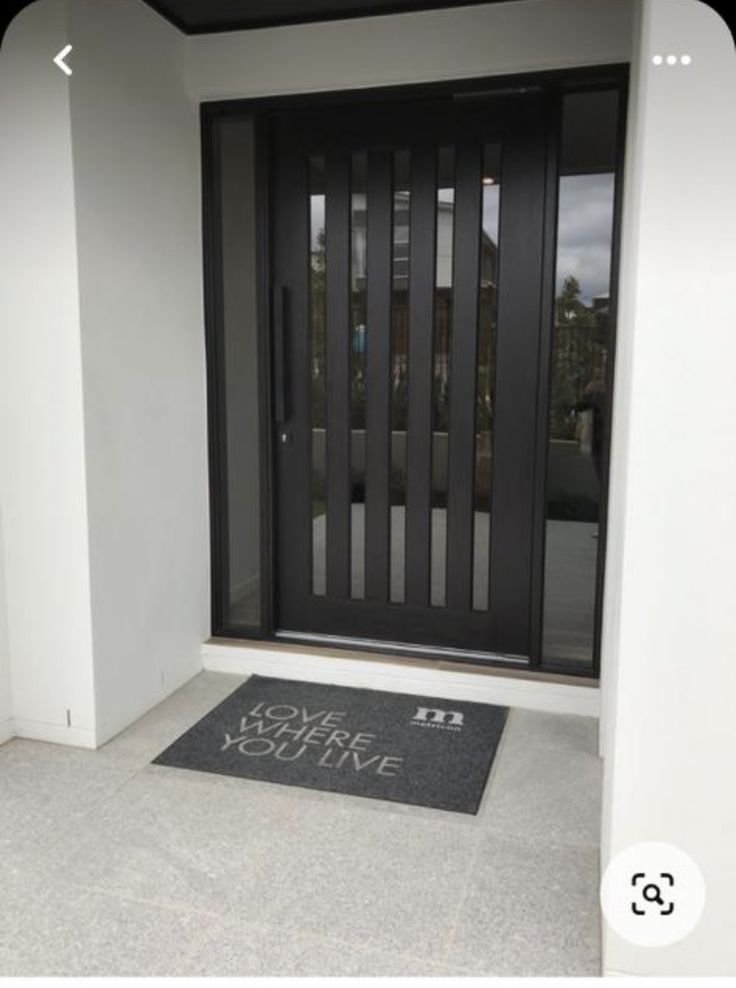 Detail of the tempered glass insert showing its clarity