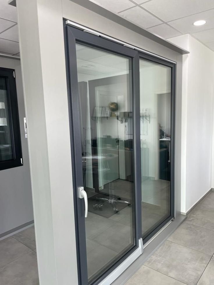 Detail of the low-profile flush floor track